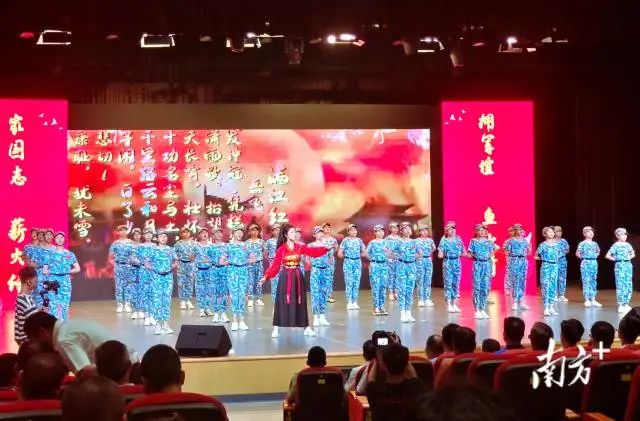里仁小学学生代表朗诵《满江红》。 南方+ 申红洲 拍摄 图片