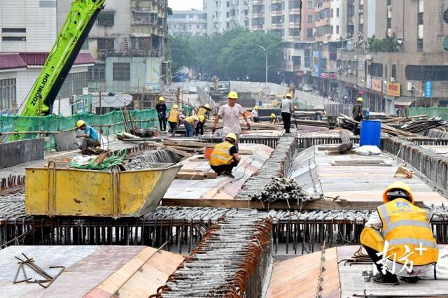 桥梁北岸工人铆足干劲赶进度。