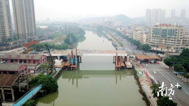 船厂跨江桥梁正在进行第五阶段顶推。