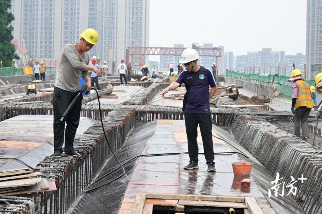 在江门市建管中心项目相关负责人的监管督促下,施工人员进行作业。