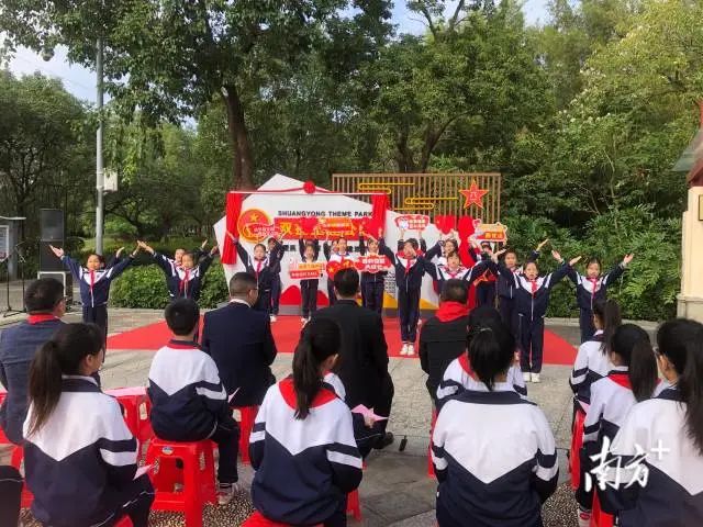 开平市退役军人事务局在双拥公园组织开展一系列爱国主义教育活动。受访者供图 图片