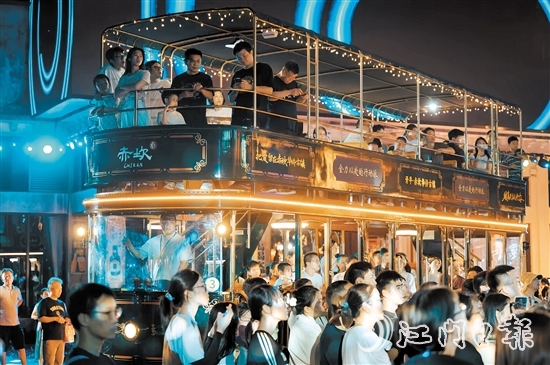 随着深中通道通车,赤坎华侨古镇进入了发展新阶段,吸引了许多游客慕名而来。 随着深中通道通车,赤坎华侨古镇进入了发展新阶段,吸引了许多游客慕名而来。