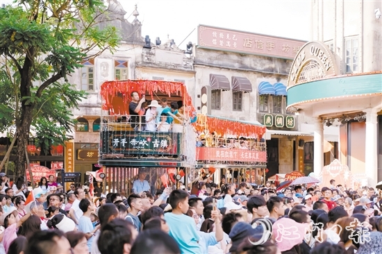 赤坎华侨古镇自试运营以来,已引入178个商业服务项目,有效带动了开平文旅市场蓬勃发展。 赤坎华侨古镇自试运营以来,已引入178个商业服务项目,有效带动了开平文旅市场蓬勃发展。