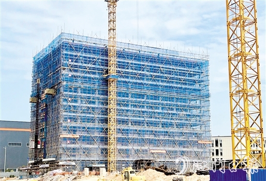 鹤山市活用信用承诺制,压减项目审批流程,助力重大项目落地建设跑出“加速度”。图为总投资40亿元的福建友谊新材料项目,从评审过会到落地开工仅用时3个月。 鹤山市活用信用承诺制,压减项目审批流程,助力重大项目落地建设跑出“加速度”。图为总投资40亿元的福建友谊新材料项目,从评审过会到落地开工仅用时3个月。