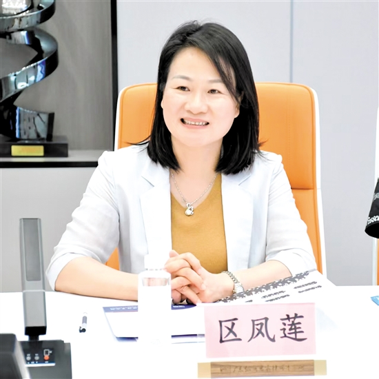 区凤莲。 区凤莲。