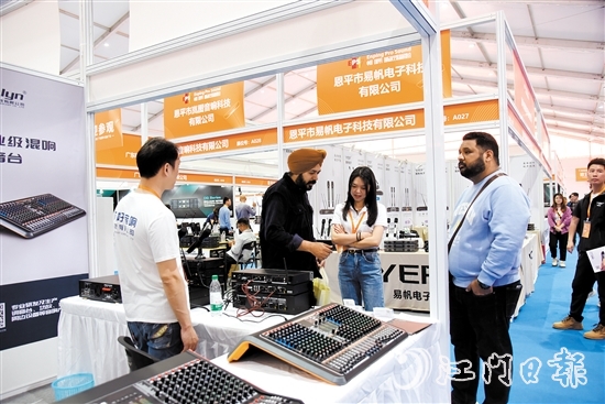 展览会吸引众多外国客商前来采购。 展览会吸引众多外国客商前来采购。