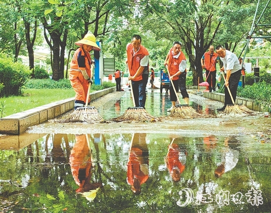 新会区各级党组织党员干部深入基层一线,全力做好防蚊灭蚊工作。 新会区各级党组织党员干部深入基层一线,全力做好防蚊灭蚊工作。