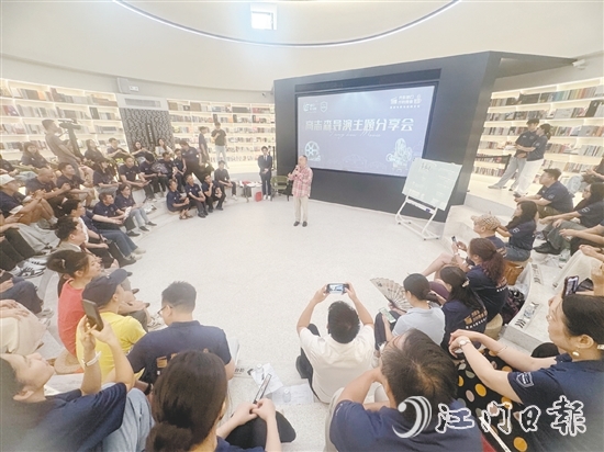 8月2-3日,高志森为大湾区80余位电影从业者、青年导演编剧、文旅专家及“侨乡新大众文艺社”创作代表带来三场深度主题分享。 8月2-3日,高志森为大湾区80余位电影从业者、青年导演编剧、文旅专家及“侨乡新大众文艺社”创作代表带来三场深度主题分享。