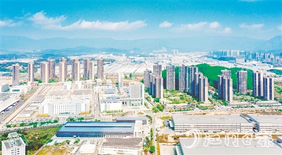 鹤山以产业发展为核心,持续壮大县域经济。图为鹤山工业城(共和镇)俯瞰图。 鹤山以产业发展为核心,持续壮大县域经济。图为鹤山工业城(共和镇)俯瞰图。