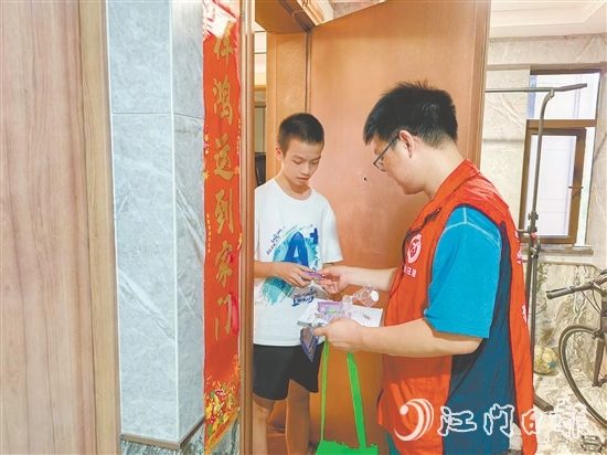 圭峰会城强化入户宣传,提升居民防蚊灭蚊意识。 圭峰会城强化入户宣传,提升居民防蚊灭蚊意识。