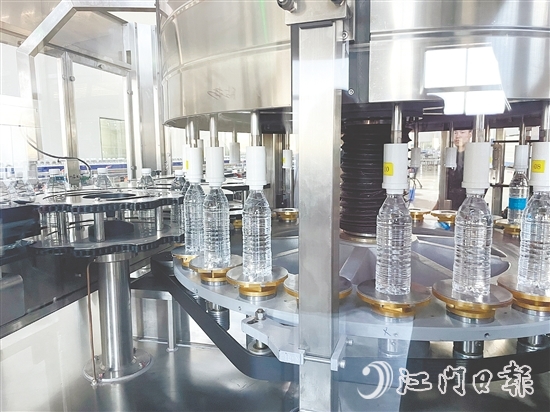恩州山泉水是江门水都产业园引进的首个项目,于去年正式投产。 恩州山泉水是江门水都产业园引进的首个项目,于去年正式投产。