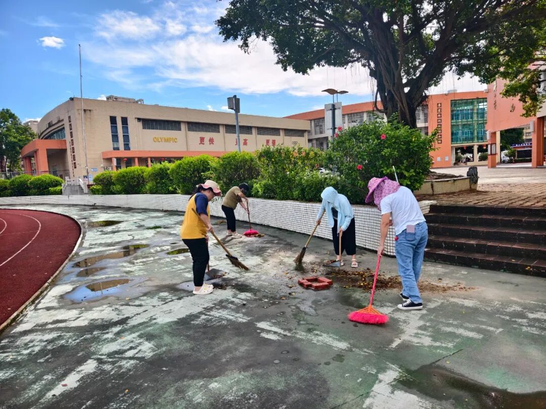 台山市育英中学开展清积水、清垃圾、灭蚊虫“两清一灭”行动。.jpg