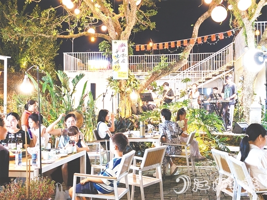 今年国庆、中秋“双节”假期,簕菜文化创意园内游人如织。 今年国庆、中秋“双节”假期,簕菜文化创意园内游人如织。