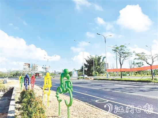 色彩明快的“骑行人”雕塑亮相,动感十足的造型成为城市入口的吸睛风景。 色彩明快的“骑行人”雕塑亮相,动感十足的造型成为城市入口的吸睛风景。