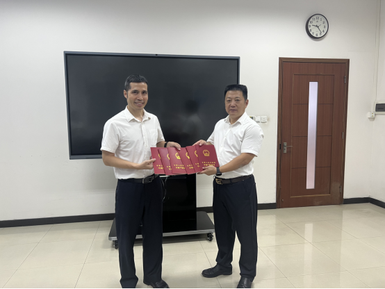 251023办好不动产权证 弘扬英烈精神 江门市不动产登记中心颁发烈士纪念设施不动产权证.png