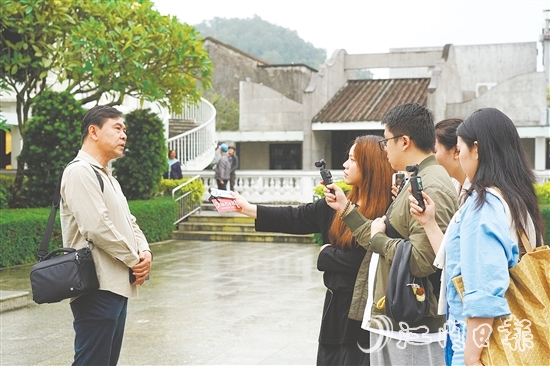 媒体记者在梁启超故居进行专题拍摄与深度采访。 媒体记者在梁启超故居进行专题拍摄与深度采访。