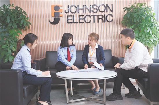 税务工作人员到跨境企业了解相关诉求。 税务工作人员到跨境企业了解相关诉求。