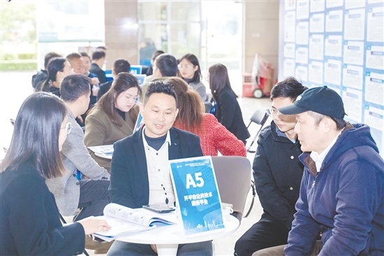 专家学者与企业代表面对面交流。 专家学者与企业代表面对面交流。