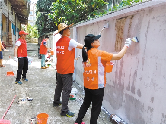 华东社区志愿者粉刷社区墙面。 华东社区志愿者粉刷社区墙面。