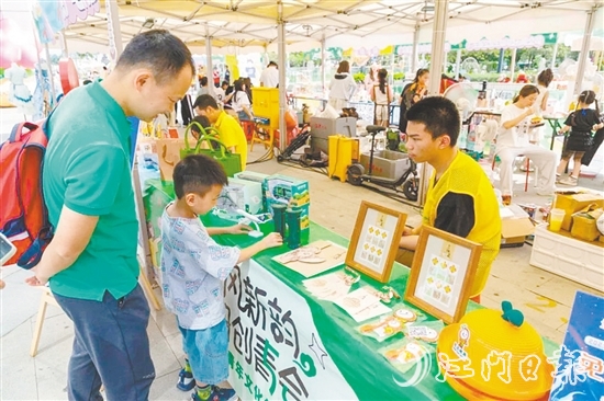 青年文化创意集市大受市民欢迎。