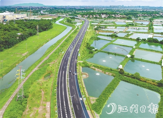 鹤山不断完善交通路网布局，连接城乡，推动区域协调发展。