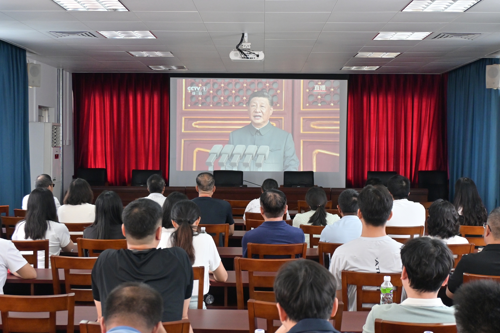 看阅兵 强担当 启新程——市建管中心组织集中观看纪念中国人民抗日战争暨世界反法西斯战争胜利80周年大会