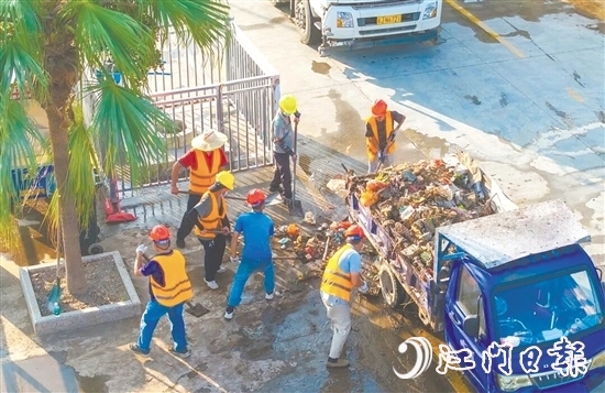 新会开展爱国卫生运动，清走垃圾杂物，让环境更整洁。