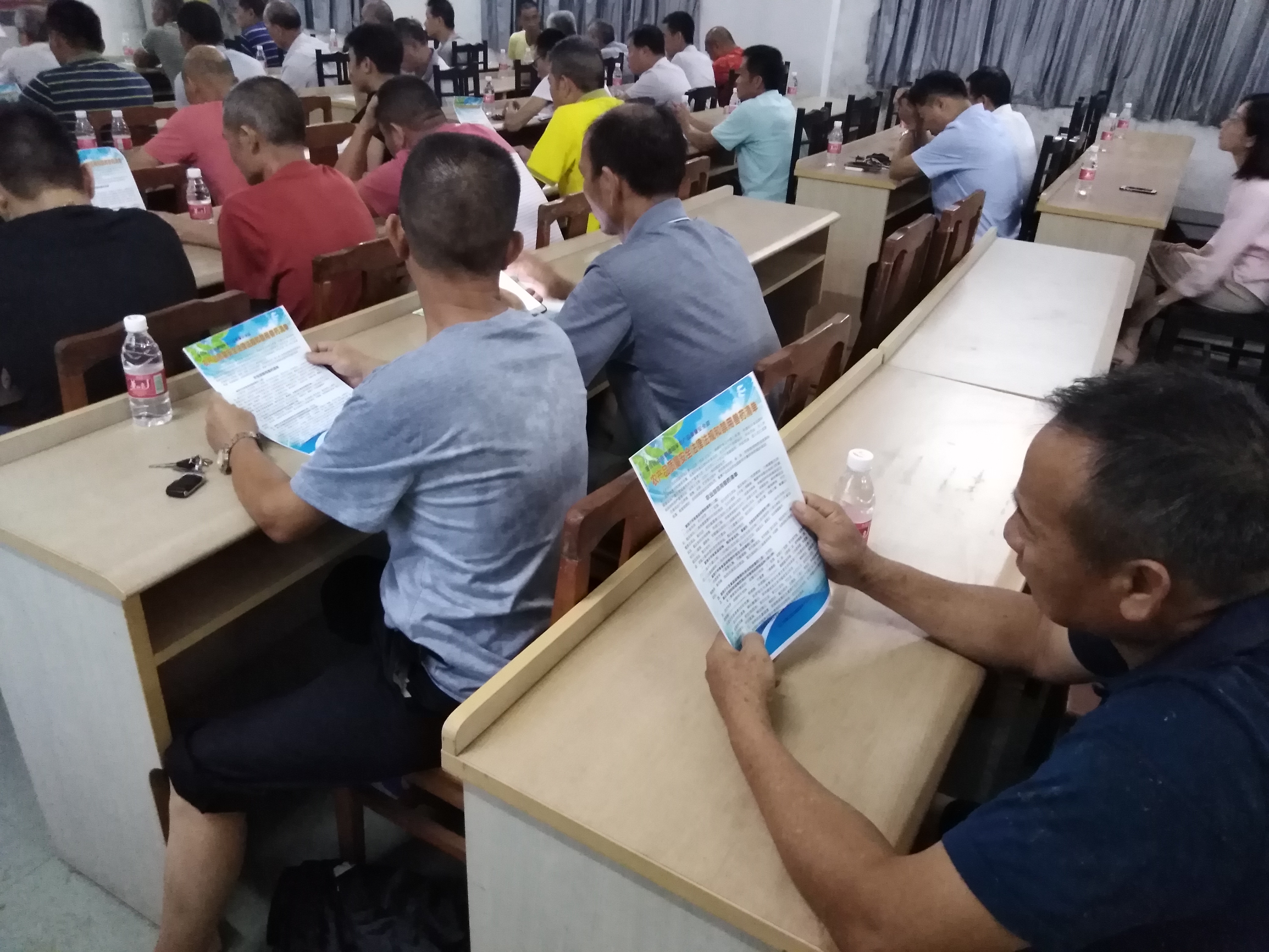 种养大户在认真学习培训资料。.jpg 种养大户在认真学习培训资料。.jpg