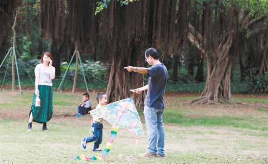 白水带环境整洁，风景宜人，吸引市民、游客前来放风筝。
