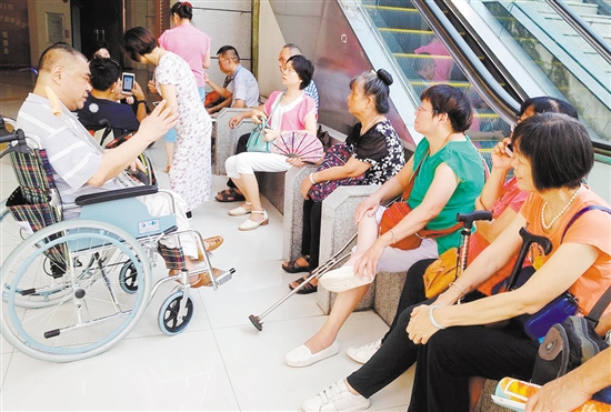 源叔走出了家门,与老朋友见面,有聊不完的话题 源叔走出了家门,与老朋友见面,有聊不完的话题