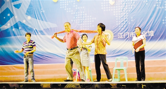 在东湖广场上演的“快乐文艺小分队”首次小品大联欢,节目均由“快乐文艺小分队”自编、自导、自演。 在东湖广场上演的“快乐文艺小分队”首次小品大联欢,节目均由“快乐文艺小分队”自编、自导、自演。